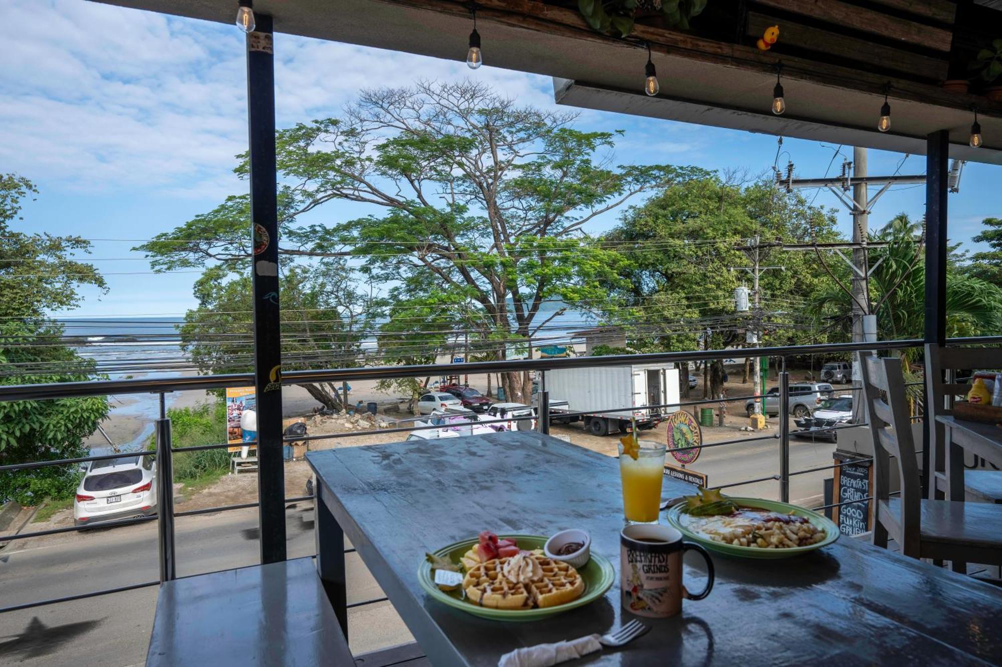 Iguana Surf Camp Hotel Tamarindo Buitenkant foto