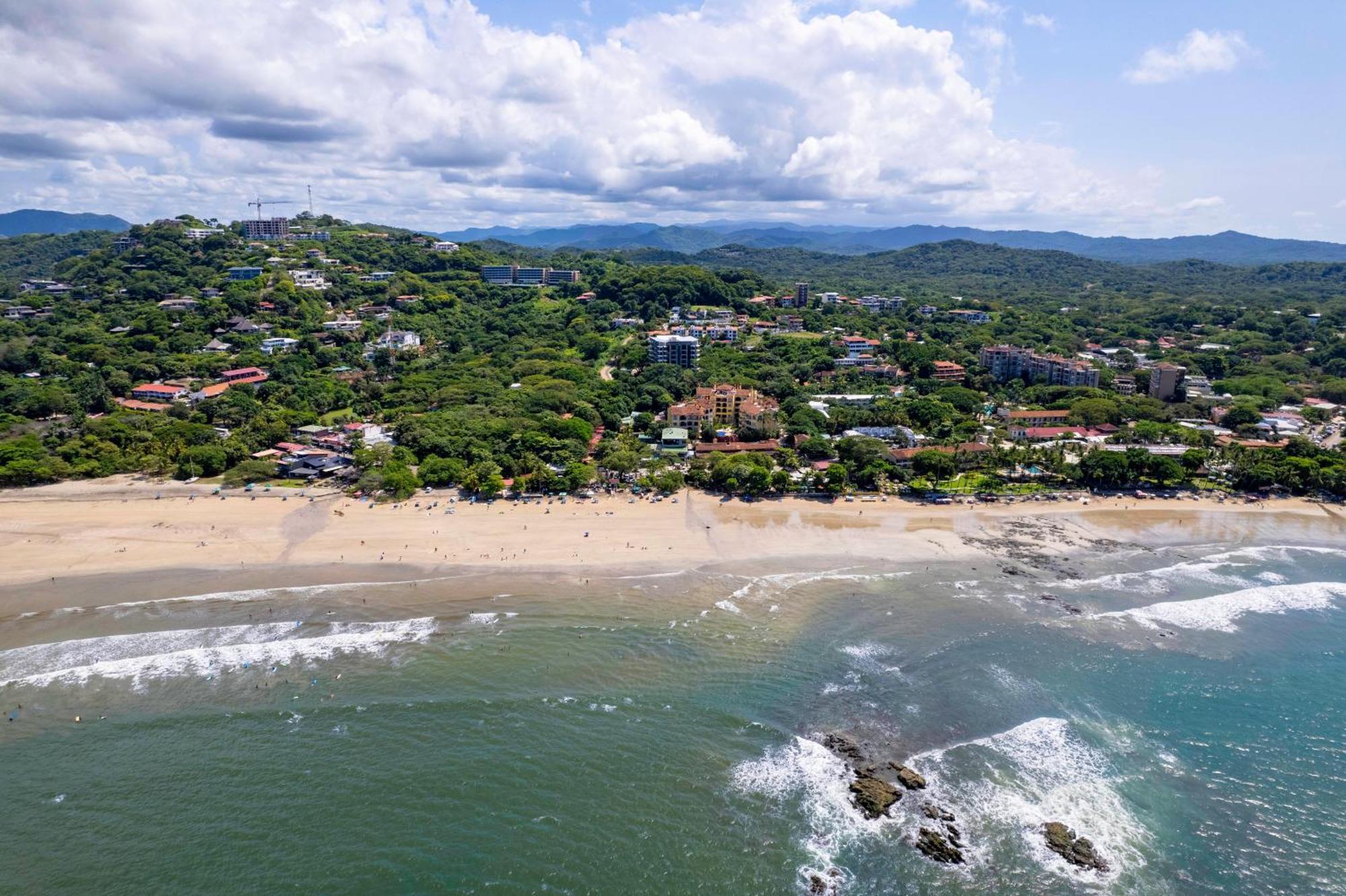 Iguana Surf Camp Hotel Tamarindo Buitenkant foto